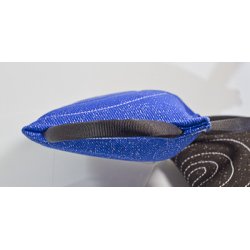 BIDEPUDE "STOR KILEFORMET MODEL" AF NYLCOT MED 3 STORE HNDTAG - HRD MODEL. "STR. L. 35 x B. 25 x T. 10 CM" (VLG IMELLEM 3 FARVER)