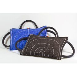 BIDEPUDE "STOR KILEFORMET MODEL" AF NYLCOT MED 3 STORE HNDTAG - HRD MODEL. "STR. L. 35 x B. 25 x T. 10 CM" (VLG IMELLEM 3 FARVER)